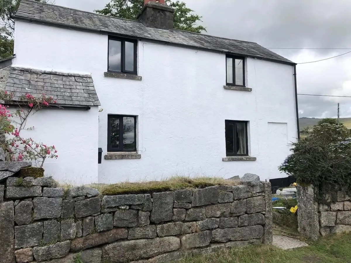 Render repair and exterior repaint of a cottage in Bovey Tracey